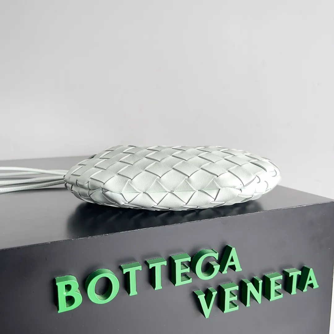 Batch of 1260 BV Mini Sardine is coming‼ ️Super high-end, stainless steel hardware + 24k real gold plating process, fish scales (concave and convex positions) are the finishing touch, the sardine bag that can be carried cross-body is completely beautiful to the heart. The metal element handle and the weaving are perfectly combined to completely integrate the artistic sense and elegance and fashion. It is really like a work of art🏺The large size is elegant, the small size is exquisite and cute, a must-have item for fashionistas, and the details are perfectly reproduced. Style number: 744267 Size 20*12*2.5